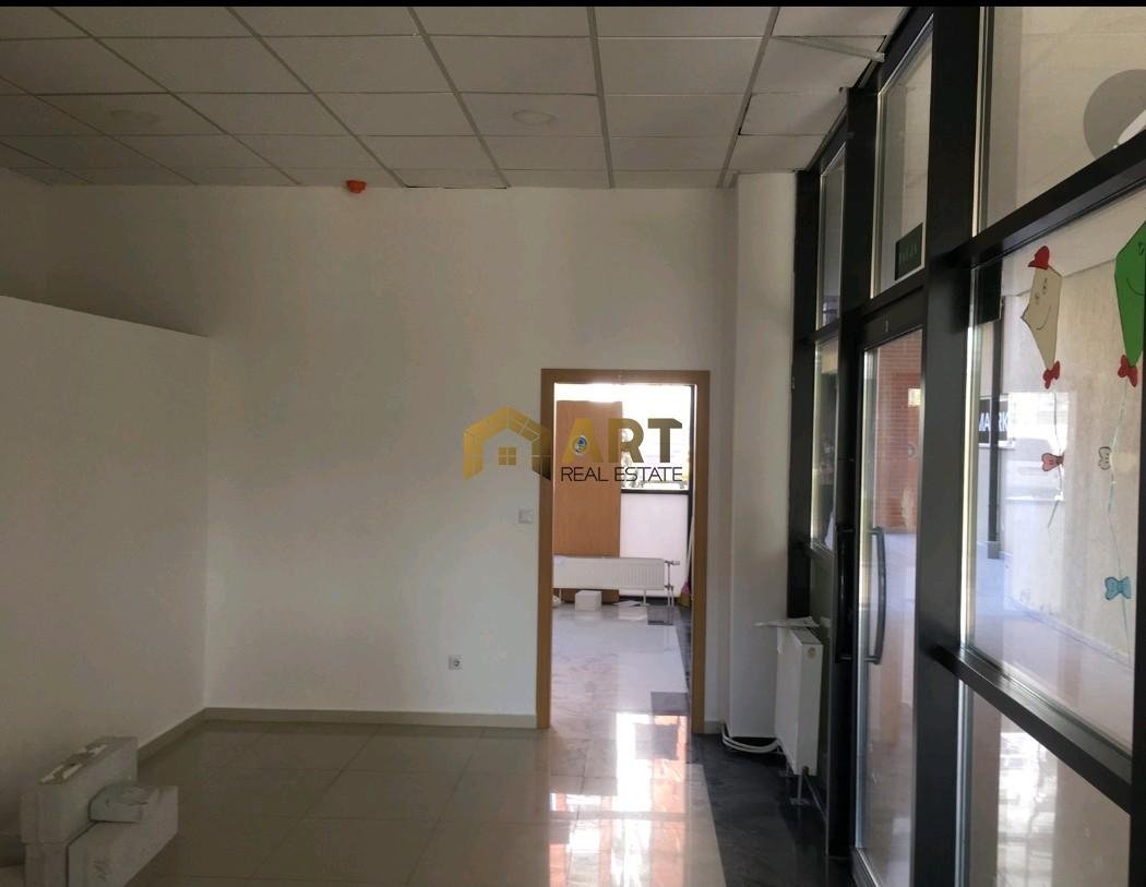 Ĺëshohet me Qira Lokali në Mati 1- përball Shkollës Pavarësia