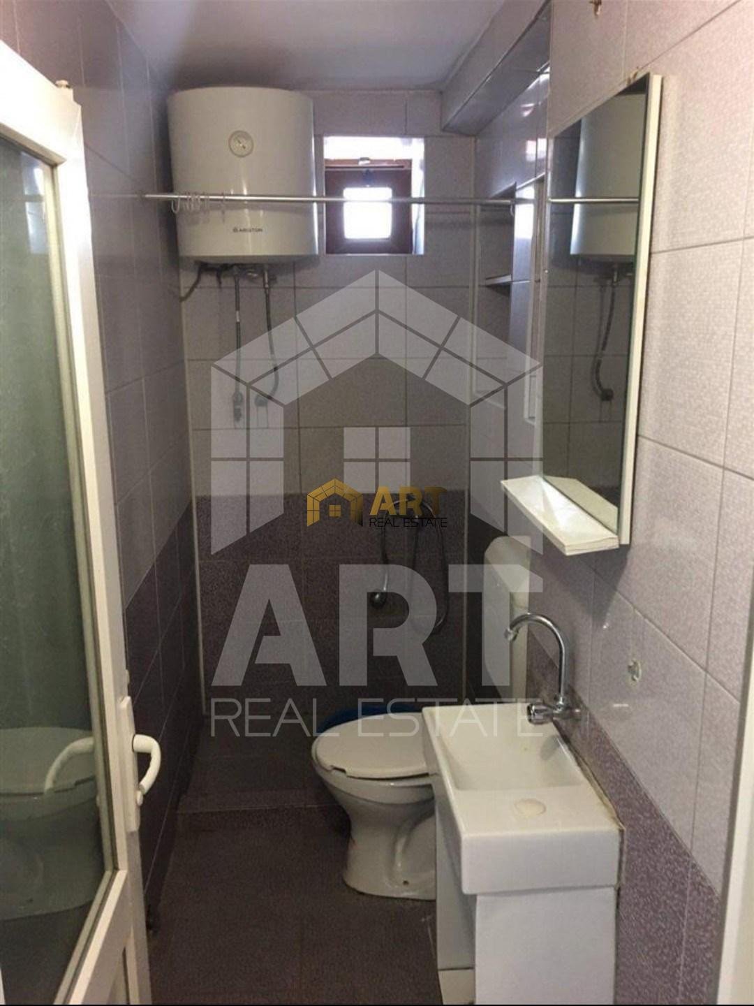 Shitet #BANESA te Tre Sheshirat (perball Katedrales) Shitet #BANESA te Tre Sheshirat (perball Katedrales)