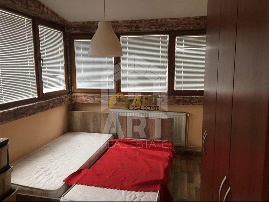 Shitet  #BANESA te Tre Sheshirat (perball Katedrales)