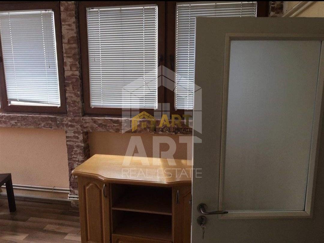 Shitet  #BANESA te Tre Sheshirat (perball Katedrales)