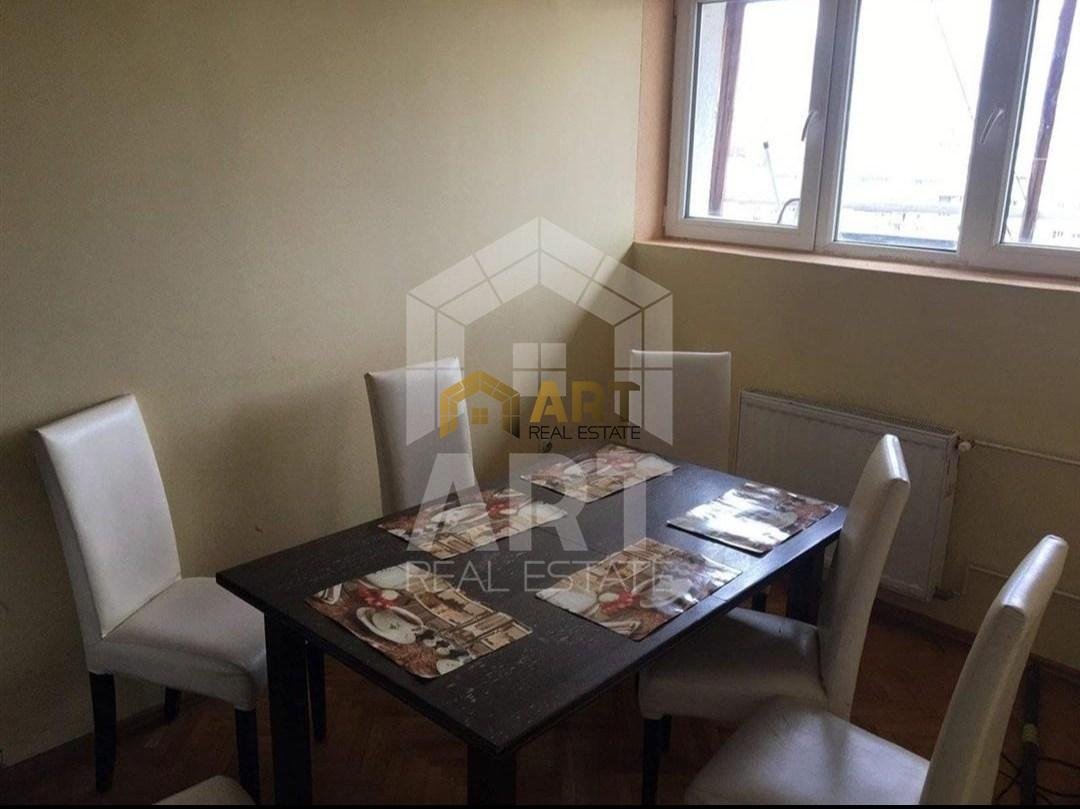 Shitet  #BANESA te Tre Sheshirat (perball Katedrales)